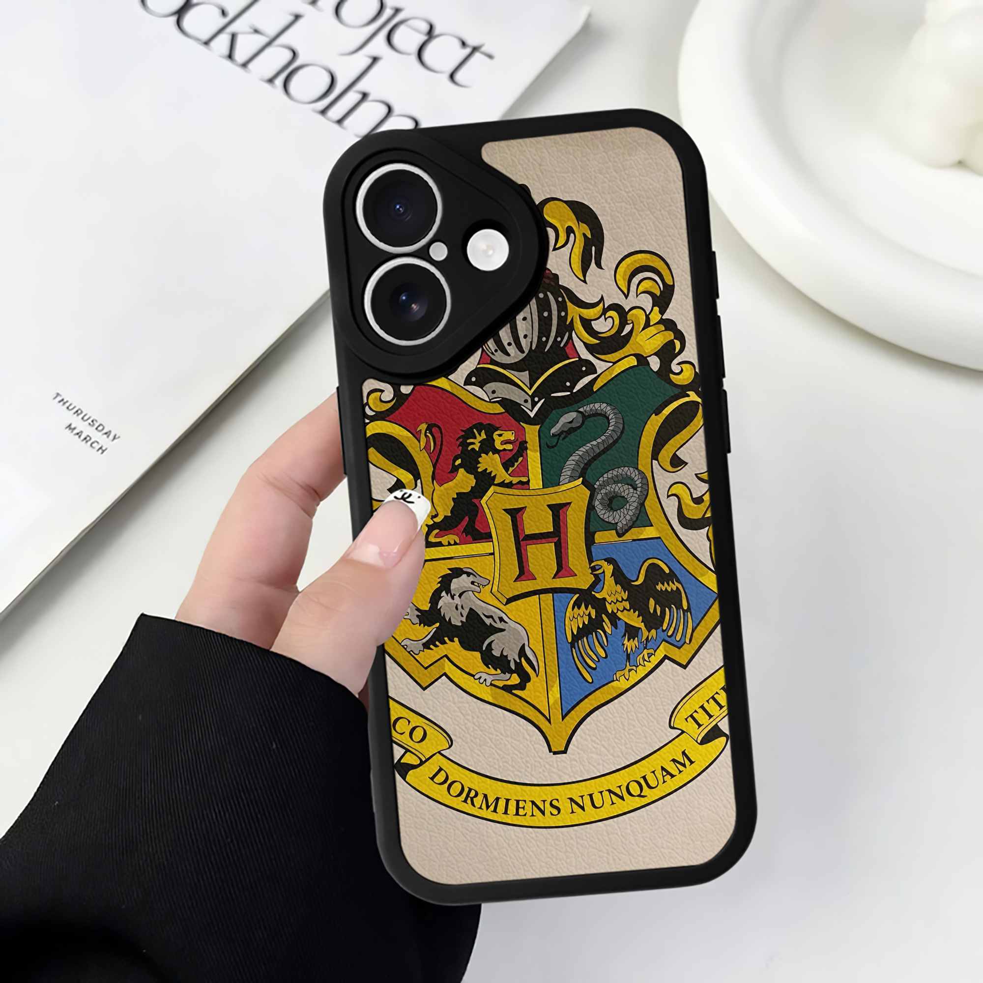 （画像用） Harry Potter ハリー・ポッターシリーズ 【iPhone 16シリーズ対応】シリコンスマホケース（レザー調） 材質：シリコン